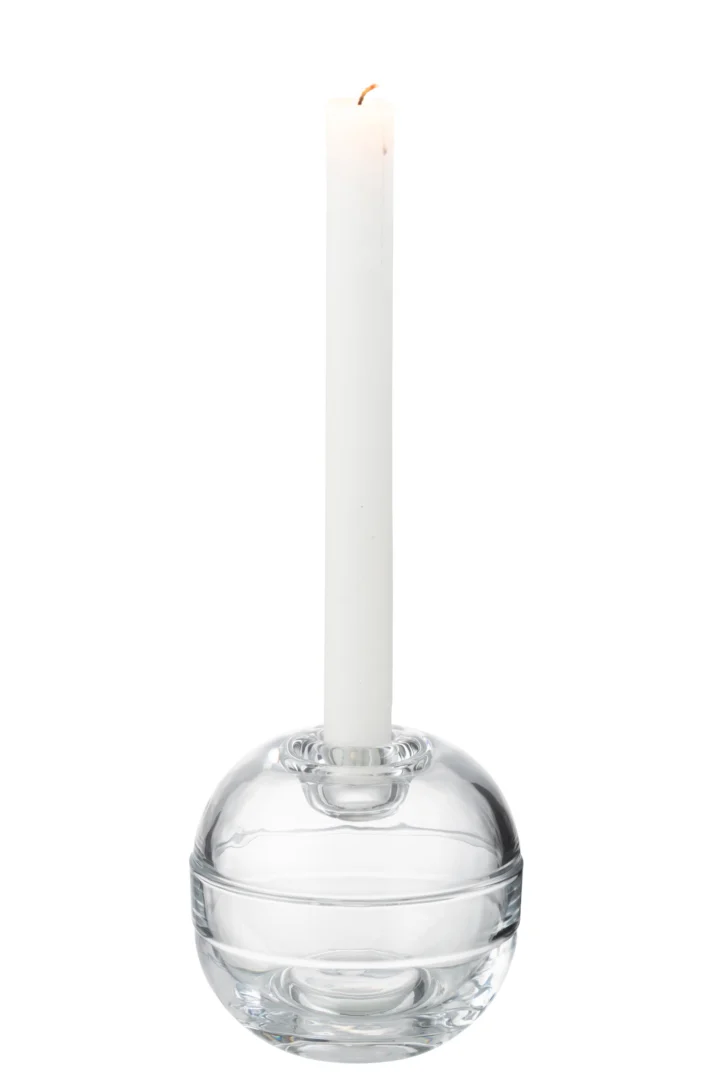 Een hoge, witte kaars brandt met een kleine vlam, rechtop geplaatst in de Kaarsenhouder Glas Transparant Pot. De ronde, transparante glazen houder staat tegen een effen witte achtergrond.