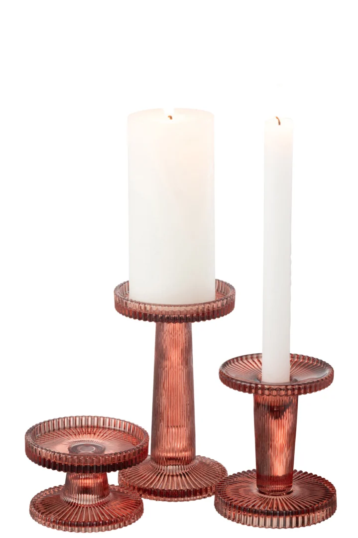 De Kaarsenhouder Nelly Glas Oranje Set 3 bestaat uit drie geribbelde glazen kandelaars in oranje van verschillende hoogtes, elk met een ronde voet, voor zowel pilaar- als tapsvormige witte kaarsen.