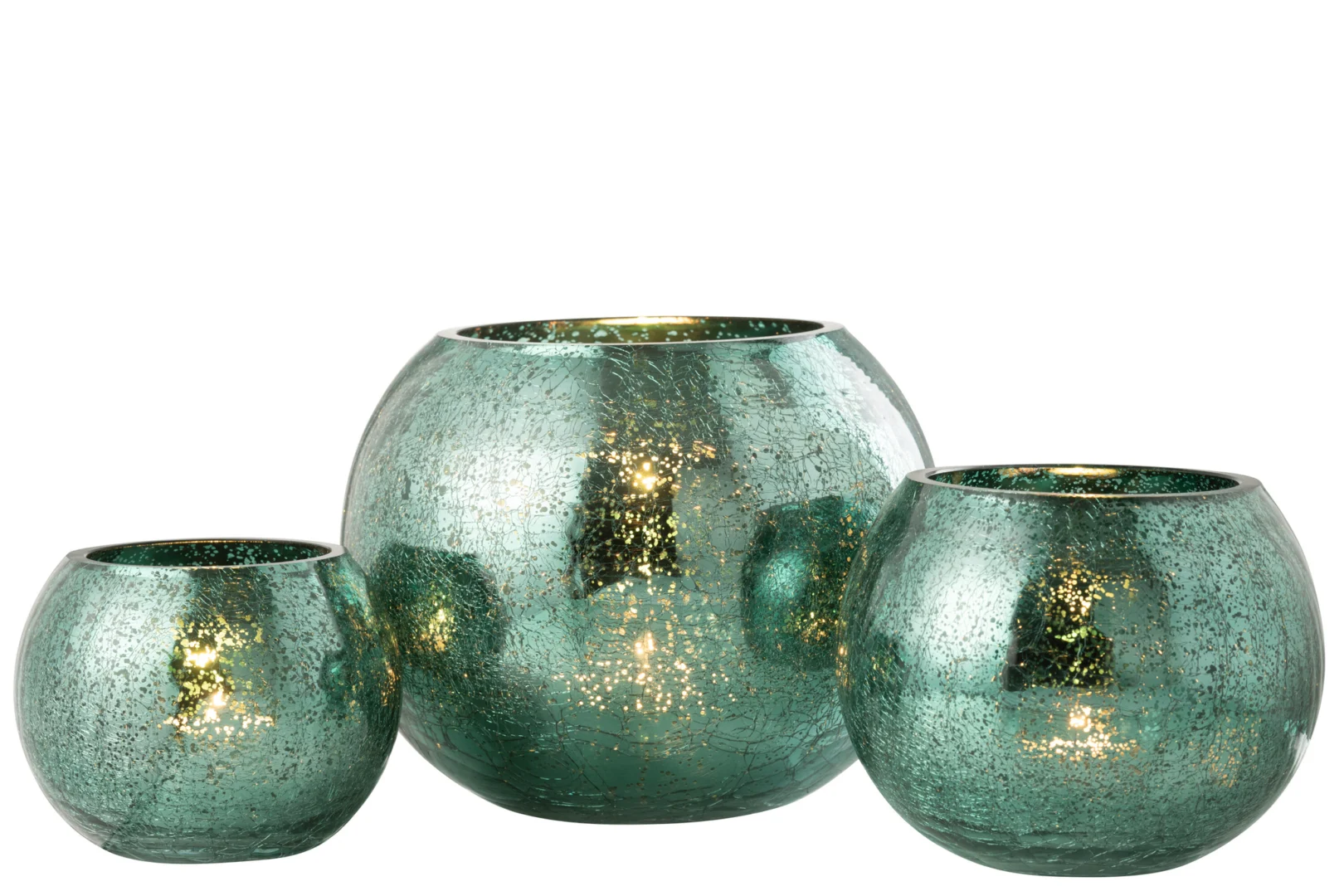 Een grote, ronde kandelaar van groenblauw glas (Theelichthouder Bal Craquelure Glas Watergroen Groot) heeft een gebarsten, reflecterend oppervlak met gouden vlekjes tegen een witte achtergrond.