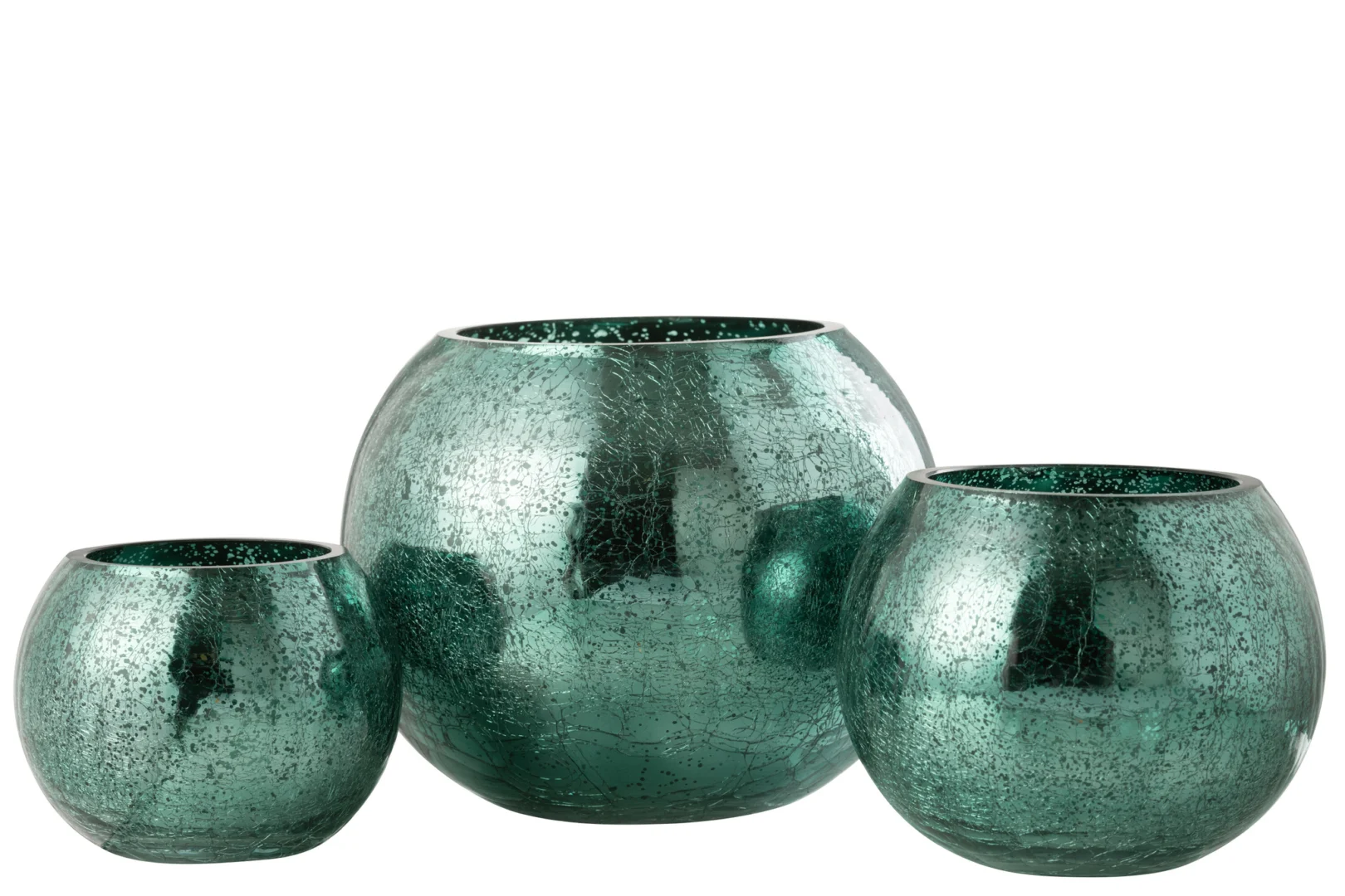 Een grote, ronde, watergroene glazen vaas met een gebarsten, reflecterende textuur -heelichthouder Bal Craquelure Glas Watergroen Groot- staat in het midden tegen een witte achtergrond, geflankeerd door twee kleinere bijpassende vazen.