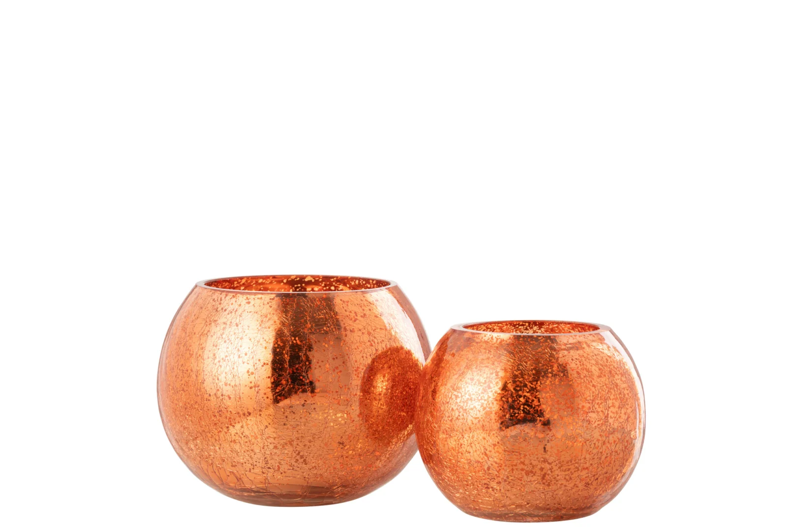 Een ronde glazen kandelaar, "Theelichthouder Bal Craquelure Glas Oranje Groot", met een glanzende oranje getextureerde afwerking, wordt weergegeven op een witte achtergrond.