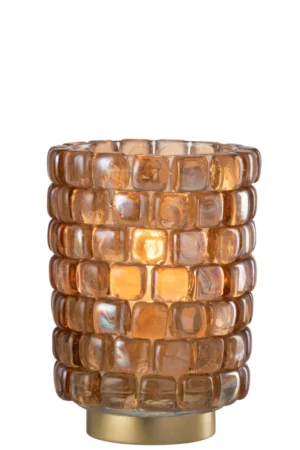 De Kaarsenhouder Hurricane Vierkant Mozaïekglas Cognac Groot heeft amberkleurig mozaïekglas met een rasterpatroon en staat op een ronde metallic gouden voet met daarin een brandende kaars.