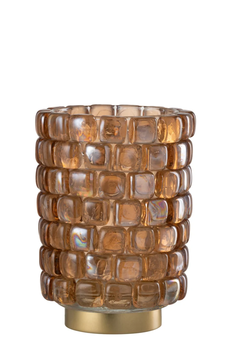De Kaarsenhouder Hurricane Vierkant Mozaïekglas Cognac Groot is een gestructureerde, amberkleurige glazen kandelaar met een rasterpatroon en metallic gouden basis, tegen een witte achtergrond.