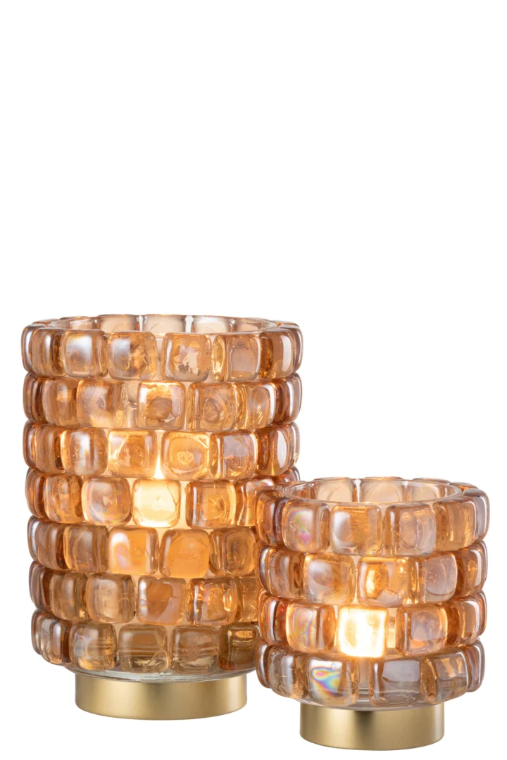 De Kaarsenhouder Hurricane Vierkant Mozaïekglas Cognac Groot is een amberkleurige glazen kandelaar met een gestructureerd vierkant patroon en gouden voet, perfect om een warme, stralende sfeer toe te voegen aan elke ruimte.