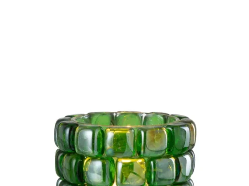 Theelichthouder Vierkant Mozaïekglas Groen Klein: een kleine, ronde, groene glazen kandelaar met vier gestapelde structuurlagen, een gouden basis, glanzende reflecterende afwerking en vierkante mozaïekpatronen.