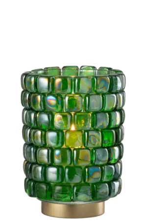 Het Kaarsenhouder Orkaan Vierkant Mozaïekglas Groen Groot heeft gestapelde rijen glanzende vierkante groene glazen tegels, een gouden voet en binnenin een brandende kaars.
