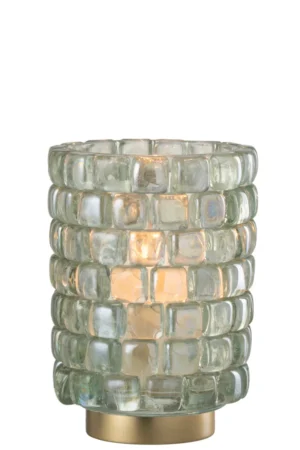 De Kaarsenhouder Orkaan Vierkant Mozaïekglas Transparant Groot is een glazen kandelaar met een raster van vierkante blokken en een brandende kaars erin, rustend op een ronde metalen voet.