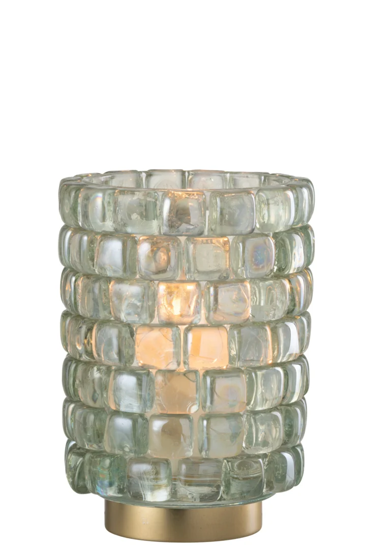 De Kaarsenhouder Orkaan Vierkant Mozaïekglas Transparant Groot is een glazen kandelaar met een raster van vierkante blokken en een brandende kaars erin, rustend op een ronde metalen voet.