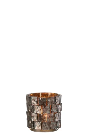 Een brandende kaars in de Kaarsenhouder Orkaan Vierkant Mozaïekglas Bruin Groot gloeit zacht door de donkere, doorschijnende glazen houder met een geometrisch mozaïekpatroon.