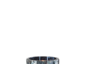De Kaarsenhouder Orkaan Vierkant Mozaïekglas Donkerblauw Groot is een grote, donkerblauwe vierkante kandelaar van mozaïekglas met een brandende kaars binnenin en een gestructureerde, betegelde buitenkant.
