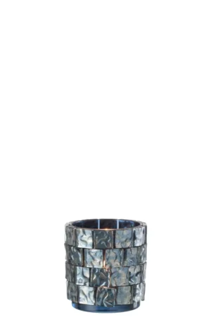 De Kaarsenhouder Orkaan Vierkant Mozaïekglas Donkerblauw Groot is een grote, donkerblauwe vierkante kandelaar van mozaïekglas met een brandende kaars binnenin en een gestructureerde, betegelde buitenkant.