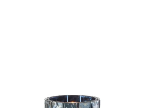 De Kaarsenhouder Orkaan Vierkant Mozaïekglas Donkerblauw Groot is een grote, donkerblauwe vierkante kandelaar van mozaïekglas met een brandende kaars binnenin en een gestructureerde, betegelde buitenkant.