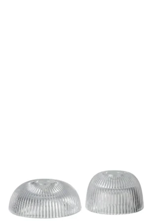 De Kaarsenhouder Canele Glas Transparant Set van 2 bestaat uit twee heldere, geribbelde glazen kandelaars van verschillende afmetingen die naast elkaar staan op een witte achtergrond.