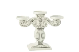 De Kroonluchter Dolomiet Wit Zwart is een witte kandelaar van keramiek met drie kandelaars, een klassiek ontwerp en sierlijke zwarte lijndetails, afgebeeld op een effen witte achtergrond.