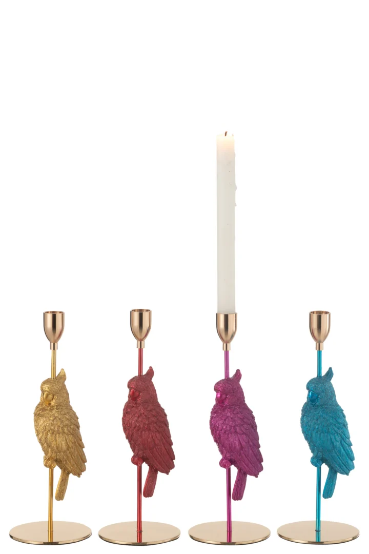 De Kaarsenhouder Vogel Hars Mix Set 4 heeft vier glanzende, vogelvormige kandelaars in goud, rood, roze en blauw. Alleen de roze houder bevat een witte kaars; de andere zijn leeg. Ze hebben elk een glanzende ronde voet.