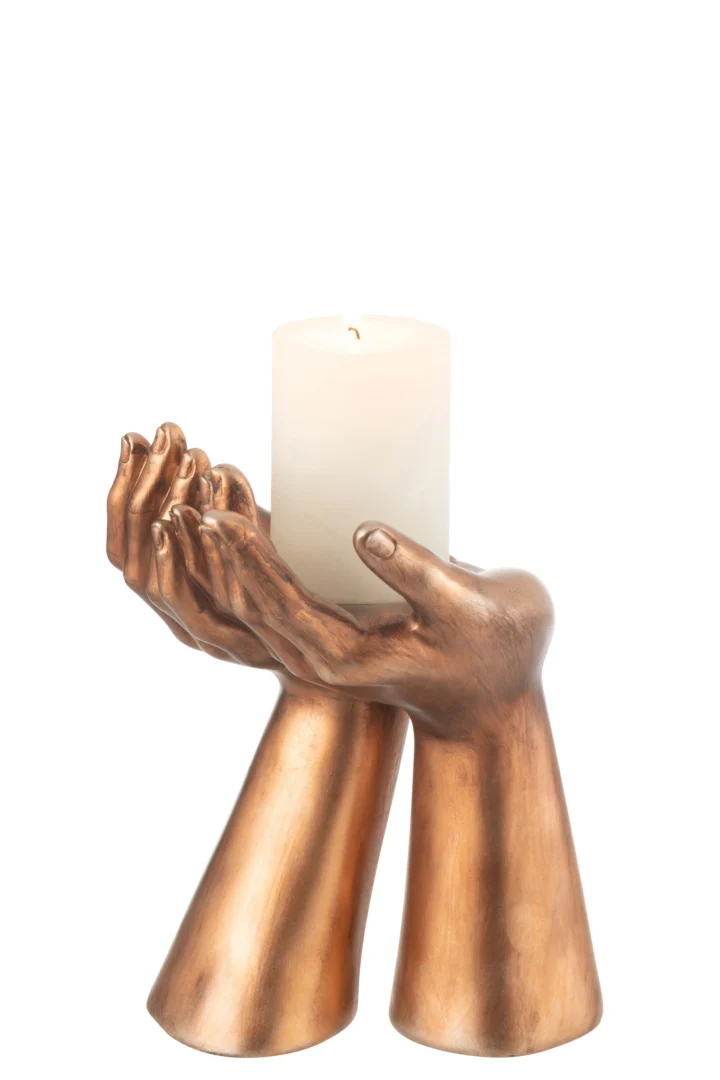 De Kaarsenhouder Palmen Hars Koper is een bronskleurige kandelaar in de vorm van twee handen die een witte pilaarkaars omsluiten, met onderarmen als basis, tegen een witte achtergrond.