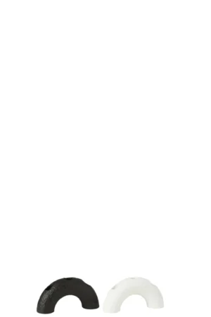 De Kaarsenhouder Boog Cement Zwart Wit Set van 2 heeft twee kleine, halfronde kandelaars - een zwarte en een witte - naast elkaar op een effen witte achtergrond.