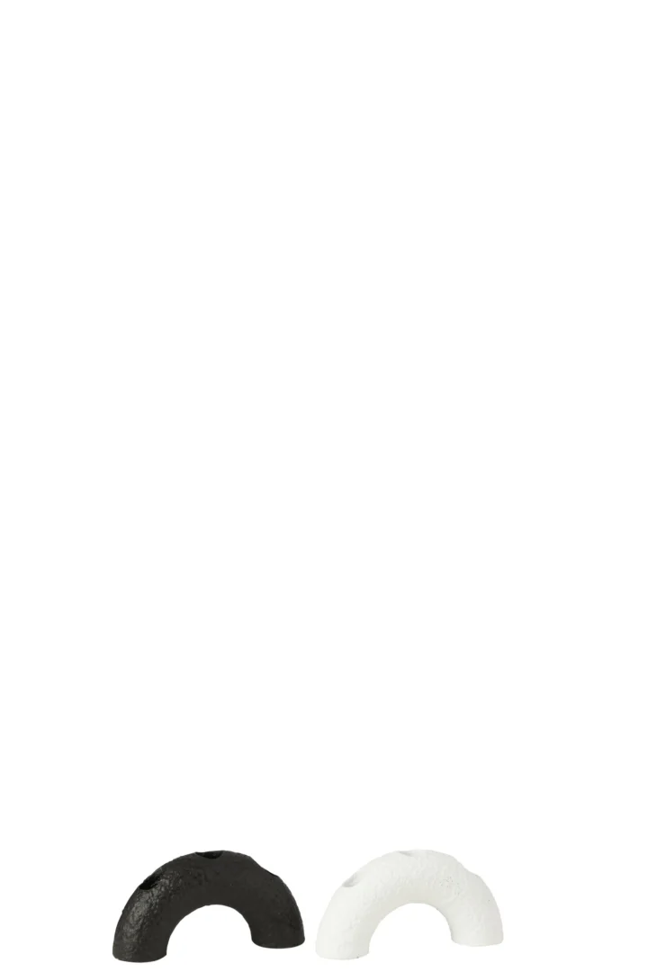 De Kaarsenhouder Boog Cement Zwart Wit Set van 2 heeft twee kleine, halfronde kandelaars - een zwarte en een witte - naast elkaar op een effen witte achtergrond.