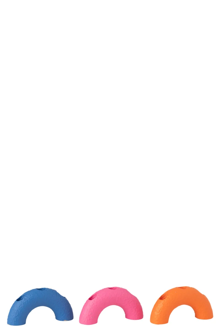 Drie halfronde cementen kandelaars uit de Kaarsenhouder Boog Cement Mix Set van 3, in blauw, roze en oranje van links naar rechts, staan op een rij op een witte achtergrond.