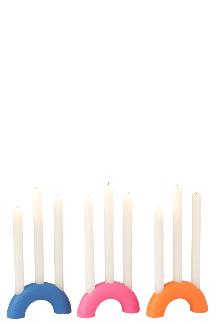 De Kaarsenhouder Boog Cement Mix Set van 3 heeft gebogen kandelaars in blauw, roze en oranje, elk met drie witte kaarsen, op een rij tegen een witte achtergrond.