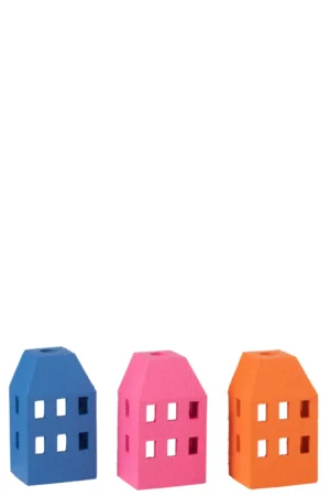 De Kaarsenhouder Huis Cement Mix Set van 3 bestaat uit drie kleine, kleurrijke kandelaars in de vorm van een huis - blauw, roze en oranje - elk met vier vierkante voorruiten tegen een witte achtergrond.