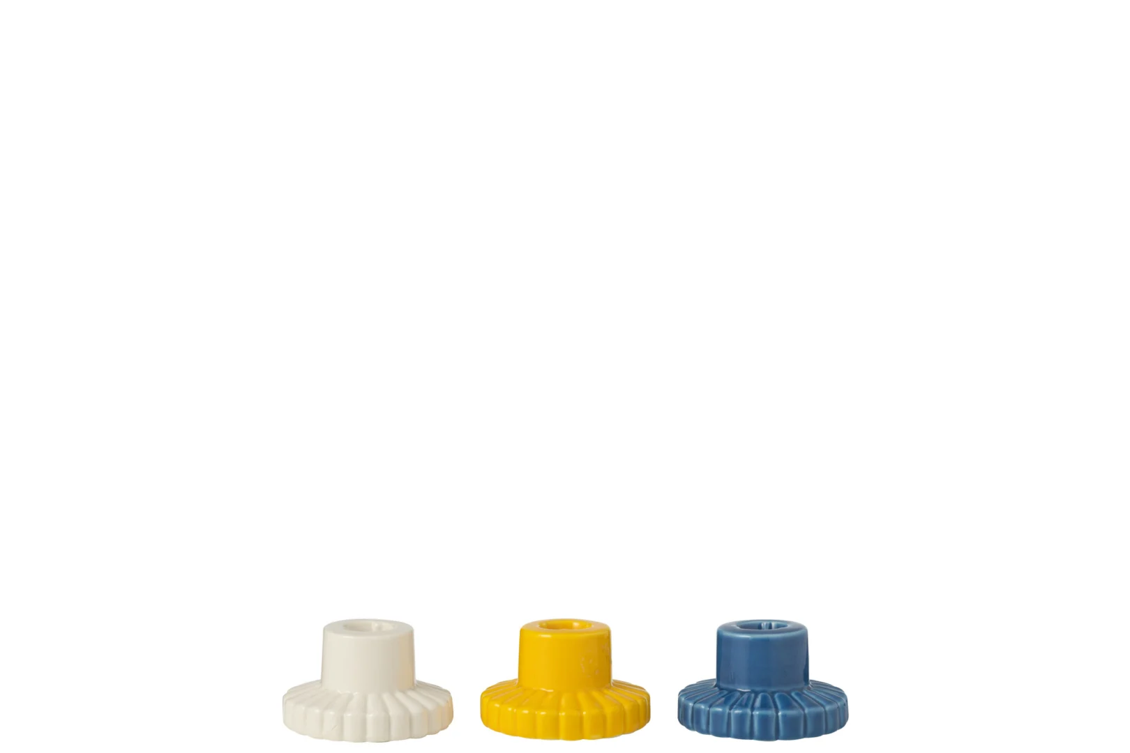 De Kaarsenhouder Lines Porselein Mix Set van 3 bestaat uit geribbelde, cilindervormige kandelaars van keramiek in wit, geel en blauw, naast elkaar tegen een effen witte achtergrond.