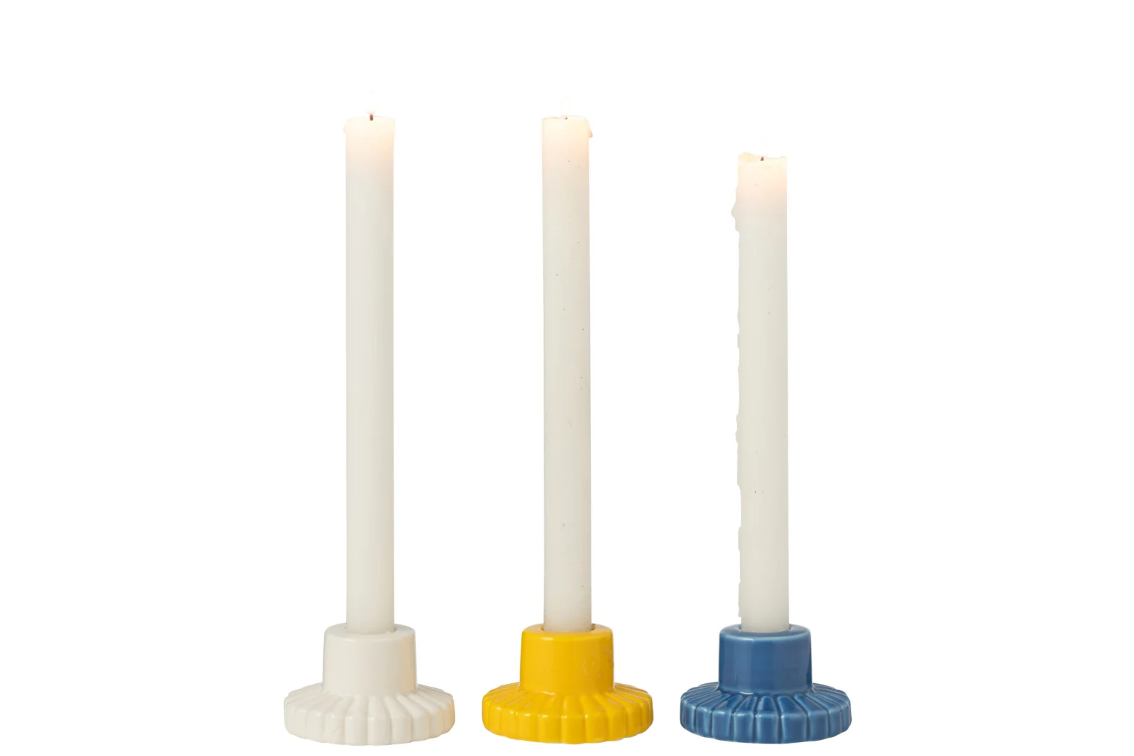 Drie brandende witte kaarsen staan in de Kaarsenhouder Lines Porselein Mix Set van 3: witte, gele en blauwe keramische houders met een geribbeld motief, op een rij tegen een effen witte achtergrond.