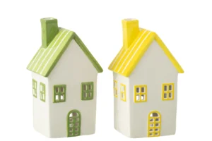 Theelichthouder Huis Dolomiet Geel/Groen Set van 2: twee keramische huisjes met ramen en deuren, één met groen dak en accenten, de ander met geel dak en accenten, afgebeeld tegen een witte achtergrond.