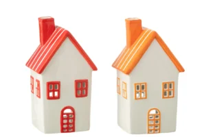 Set van twee theelichthouders van keramiek in de vorm van kleine huisjes met rode en oranje daken, Theelichthouder Huis Dolomiet Oranje Rood Set 2, tegen een witte achtergrond.