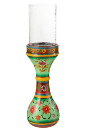 De Kaarsenhouder Mumbai Mangohout Mix is een levendige, handgeschilderde kandelaar met een glazen bovenkant. Hij is voorzien van rode, gele en paarse bloemmotieven op een groene basis en heeft een brede, ronde onderkant die bovenaan taps toeloopt en uitloopt.