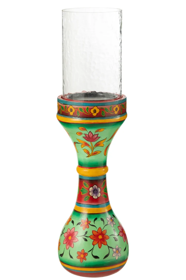 De Kaarsenhouder Mumbai Mangohout Mix is een levendige, handgeschilderde kandelaar met een glazen bovenkant. Hij is voorzien van rode, gele en paarse bloemmotieven op een groene basis en heeft een brede, ronde onderkant die bovenaan taps toeloopt en uitloopt.