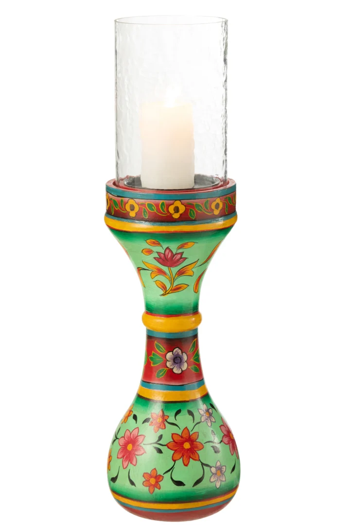De Kaarsenhouder Mumbai Mangohout Mix is een kleurrijke, handgeschilderde kandelaar met rode, oranje en gele bloemmotieven op voornamelijk groen mangohout, met decoratieve banden en een witte kaars in een heldere glazen cilinder.
