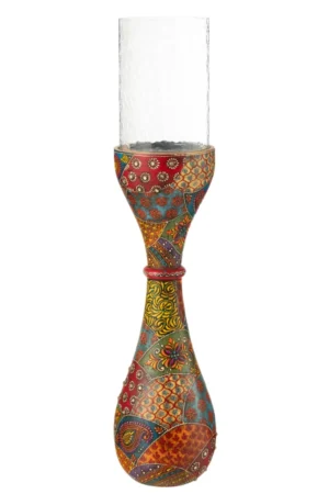 De Kaarsenhouder Delhi Mangohout Mix is een hoge decoratieve vaas met een heldere glazen bovenkant en een kleurrijke basis met patchworkpatroon in rode, gele, groene en blauwe motieven.