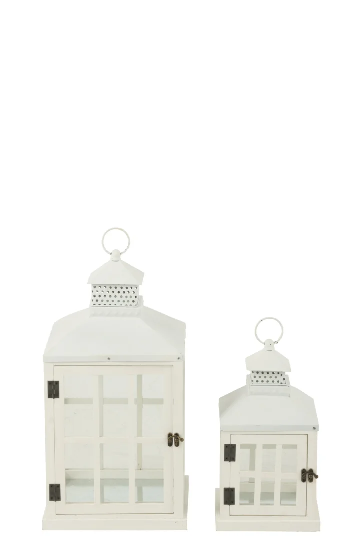 De Lantaarn Huizen Dennenhout Metaal Wit Set 2 heeft twee witte lantaarns van verschillende grootte met glazen panelen, vierkante voet, ronde handgrepen en kleine metalen sloten, naast elkaar tegen een witte achtergrond.