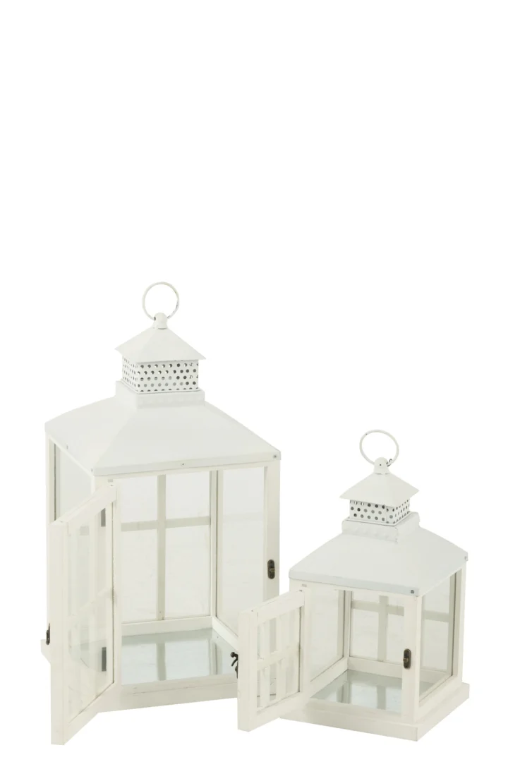 De Lantaarn Huizen Dennenhout Metaal Wit Set 2 heeft twee witte lantaarns met glazen panelen en metalen bovenkanten, elk met een ronde handgreep. Eén lantaarn is hoger, beide deurtjes zijn open en staan op een effen witte achtergrond.