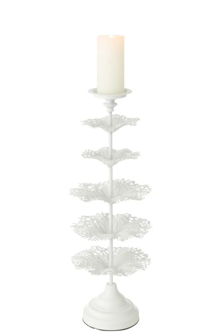 De Kaarsenhouder Boom Metaal Wit Klein is een hoge, witte metalen kandelaar met meerdere sierlijke, kanten rijen en een brandende witte pilaarkaars erop, tegen een effen witte achtergrond.