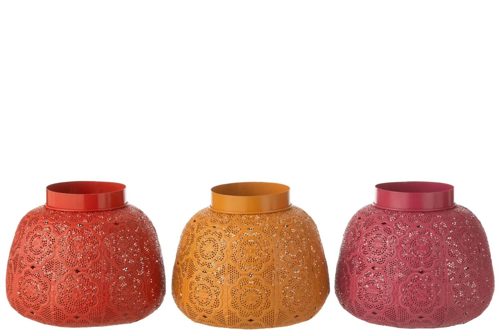 Theelichthouder Cilinder Glas Metaal Mix Groot Set 3 bestaat uit drie grote, kleurrijke kandelaars van metaal en glas met ingewikkelde uitgesneden ontwerpen in rood, oranje en roze, elk met een brede opening aan de bovenkant en decoratieve kanten patronen.