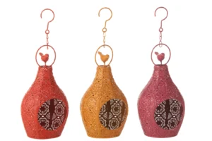 Theelichthouder Hangend Metaal Mix Set 3 bestaat uit drie kleurrijke geperforeerde metalen lantaarns in rood, geel en roze, elk met een ronde opening, een vogeldetail bovenop en een bijpassende ophanghaak.