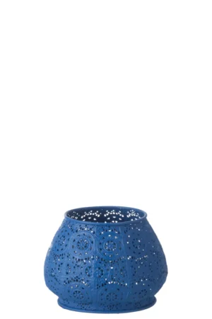 Theelichthouder Cilinder Metaal Glas Blauw Groot: een ronde, blauwe lantaarn van metaal en glas met ingewikkelde uitgesneden patronen tegen een witte achtergrond.
