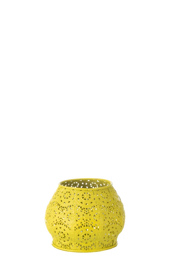 Theelichthouder Cilinder Metaal Glas Geel Klein: een kleine, cilindervormige theelichthouder van geel metaal en glas met gedetailleerde uitgesneden patronen op een effen witte achtergrond.