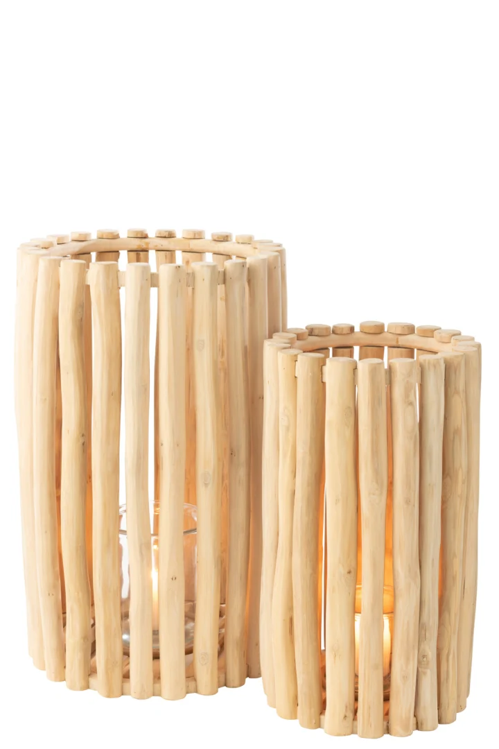 De Kaarsenhouder Lantaarn Teak Natuurlijk Set 2 bestaat uit twee cilindervormige lantaarns van verschillende hoogtes, gemaakt van lichtgekleurde teakhouten latten, elk met een kaars in een glazen houder. Plaats ze naast elkaar voor een stijlvolle presentatie.