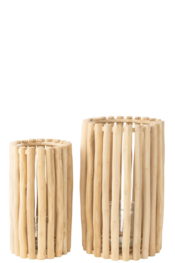 De Kaarsenhouder Lantaarn Teak Natuurlijk Set 2 bestaat uit twee rustieke, open cilindrische lantaarns in verschillende hoogtes, gemaakt van verticale lichte teakhouten latten met in elke lantaarn een glazen houder.