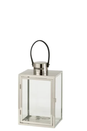 De Kaarsenhouder Lantaarn Rechthoek Glas Zilver heeft een zilveren metalen frame, een platte bovenkant met zwarte handgreep en een scharnierende deur aan de voorkant voor het gemakkelijk plaatsen van kaarsen.