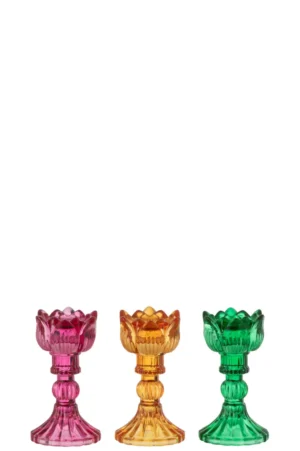 De Kaarsenhouder Roos Glas Mix Set van 3 heeft sierlijke, geribbelde glazen kandelaars in roze, amber en groen, naast elkaar tegen een witte achtergrond.