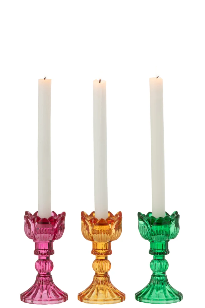 In de Kaarsenhouder Roos Glas Mix Set van 3 kleurrijke glazen houders in roze, geel en groen staan drie witte kaarsen naast elkaar tegen een witte achtergrond.