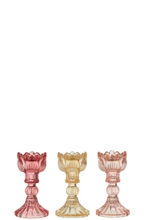 De Kaarsenhouder Roos Glas Warm Mix Set van 3 heeft drie sierlijke glazen kandelaars in roze, geel en lichtroze, naast elkaar tegen een witte achtergrond.