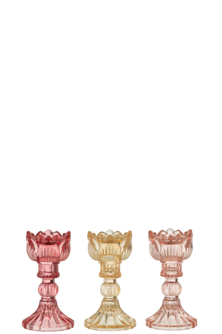 De Kaarsenhouder Roos Glas Warm Mix Set van 3 heeft drie sierlijke glazen kandelaars in roze, geel en lichtroze, naast elkaar tegen een witte achtergrond.