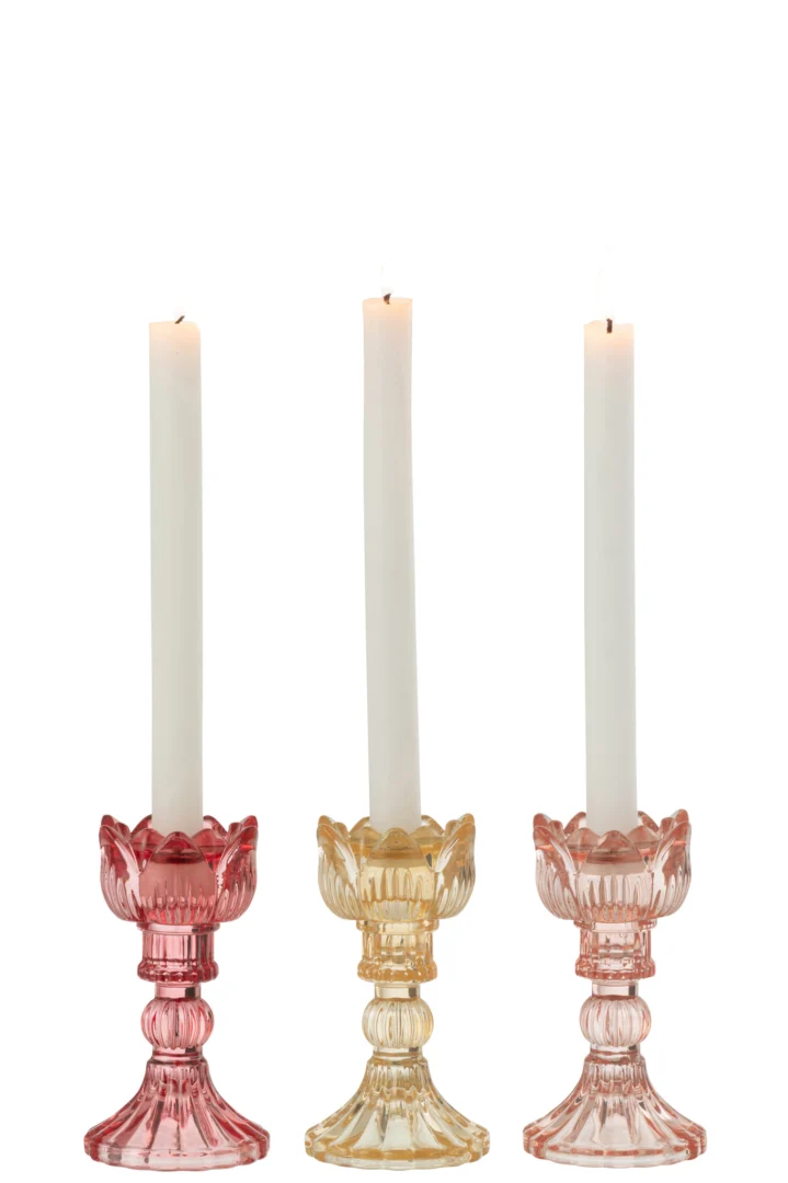 Drie witte kaarsen branden in de Kaarsenhouder Roos Glas Warm Mix Set van 3-ornaat glazen kandelaars in roze, geel en oranje- gerangschikt naast elkaar tegen een witte achtergrond.