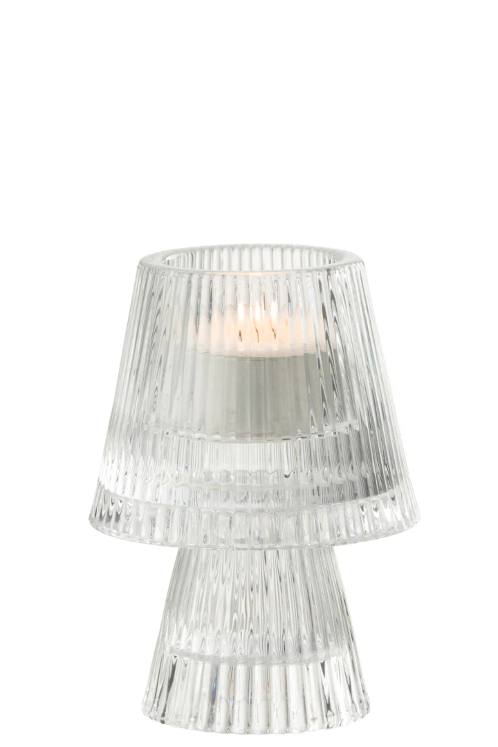 De Kaarsenhouder Hoed Glas Transparant is een kaarsenhouder van helder glas in de vorm van een minitafellampje met verticale geribbelde lijnen, ontworpen om een brandende waxinelichtje in te plaatsen.