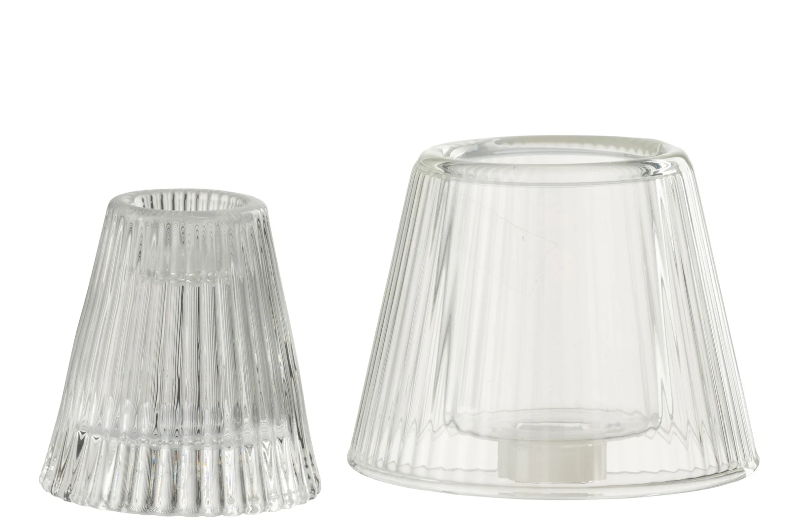 Twee heldere, geribbelde Kaarsenhouder Hoed Glas Transparant kandelaars van verschillende afmetingen staan naast elkaar op een witte achtergrond - de ene rechtop, de grotere ondersteboven.
